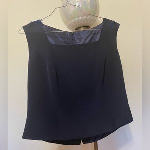 Women’s Medium Sleeveless Square Neck Top